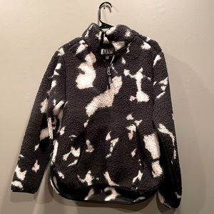 🔖**NWT!**🔖Medium sherpa-like fleece quarter-zip in black & white print🖤🤍🐄